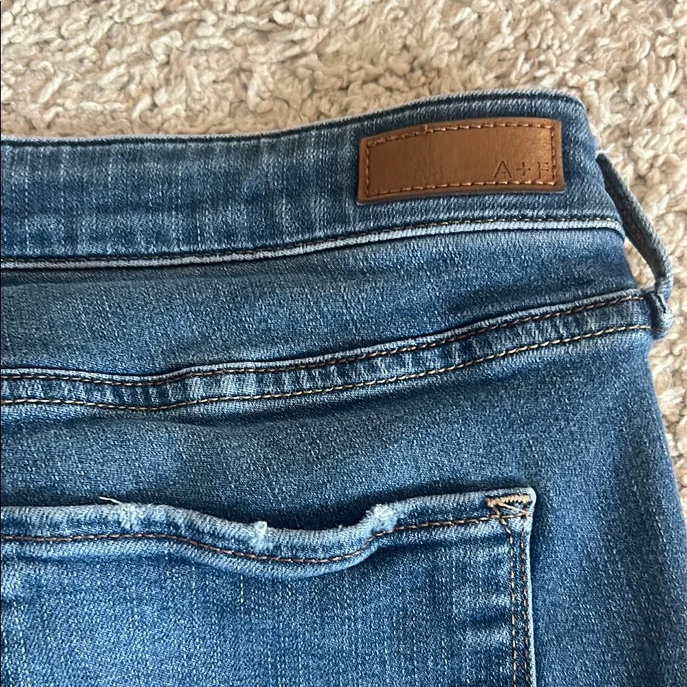 Abercrombie & Fitch Destroyed Harper Ankle Jean - Picture 2 of 3